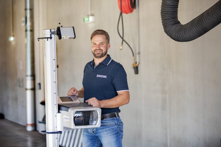 Auto Kastner Mitarbeiter in einer Werkstatt