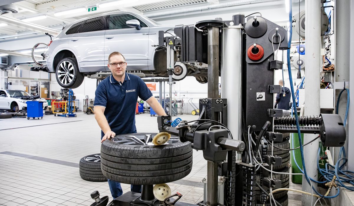 Auto Kastner Mitarbeiter an der Montiermaschine