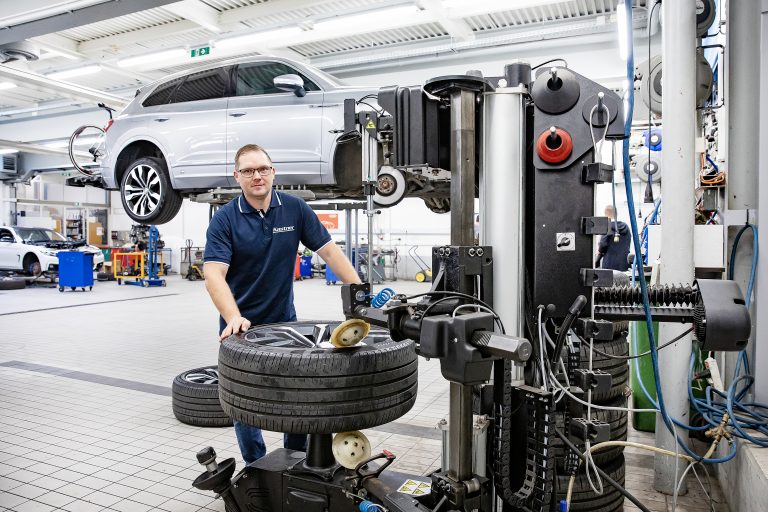 Auto Kastner Mitarbeiter an der Montiermaschine