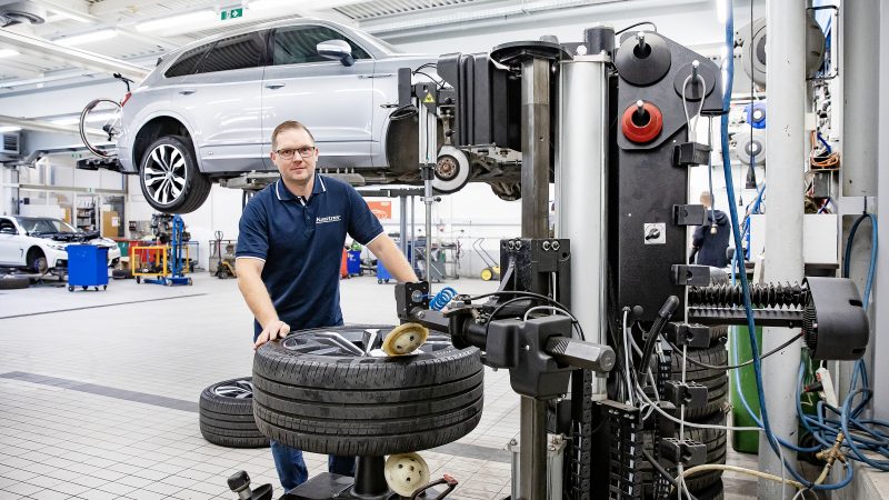 Auto Kastner Mitarbeiter an der Montiermaschine