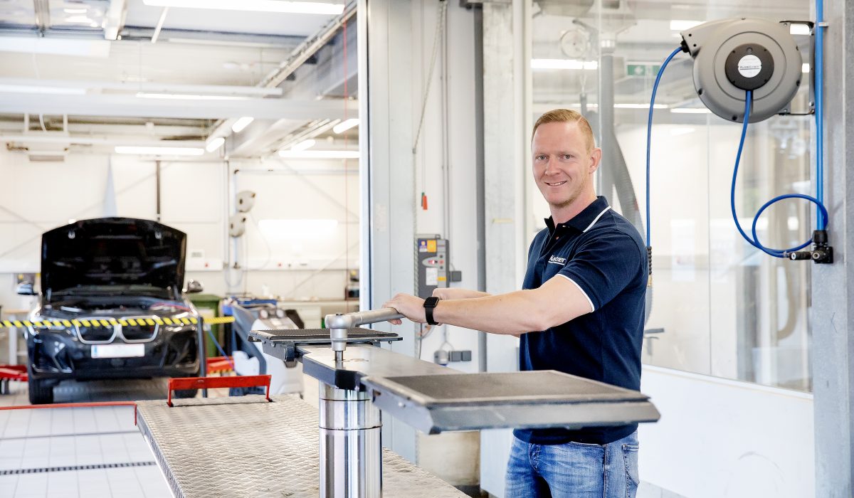 Auto Kastner Mitarbeiter montiert Hebebühne