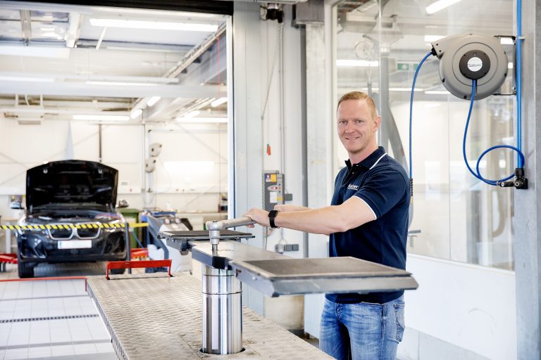 Auto Kastner Mitarbeiter montiert Hebebühne