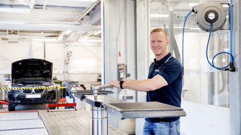 Auto Kastner Mitarbeiter montiert Hebebühne