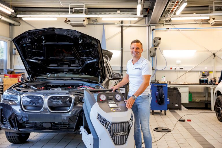 Auto Kastner Mitarbeiter in der Werkstatt