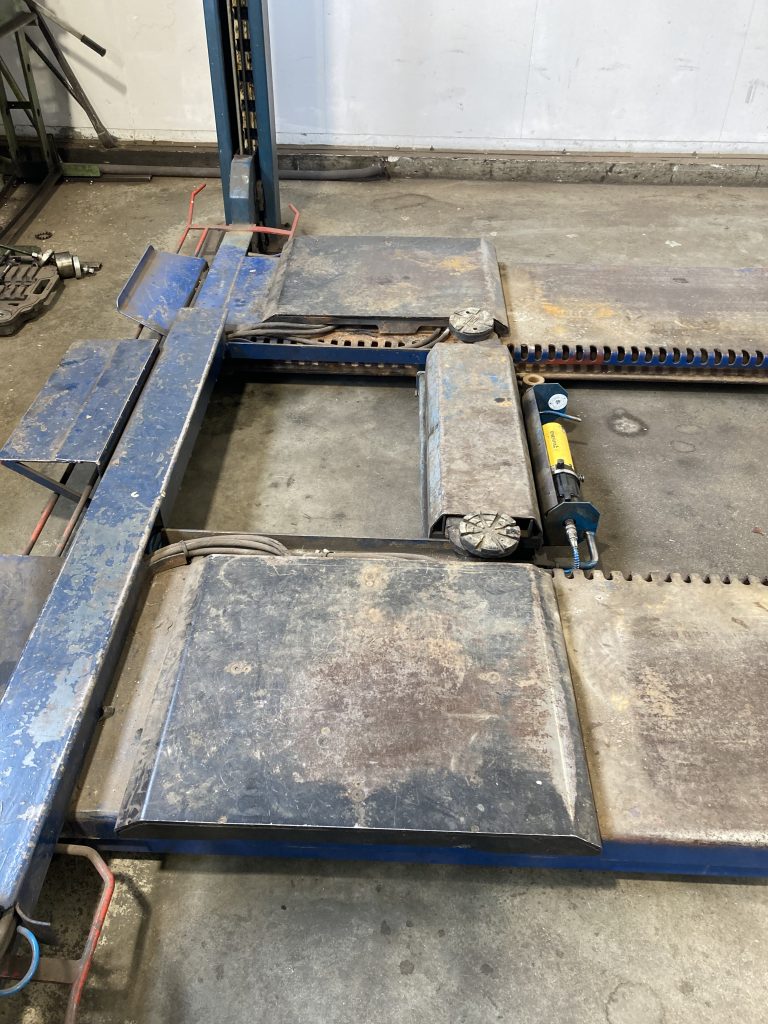 Auto Kastner Gerätebörse Nußbaum 4-Säulenhebebühne