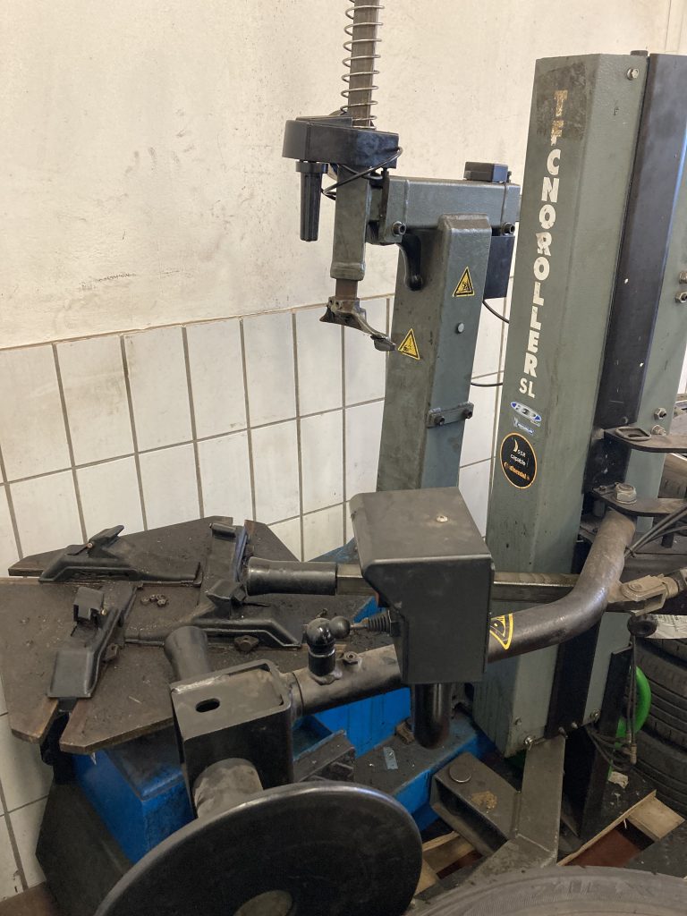 Auto Kastner Hofmann Montiermaschine