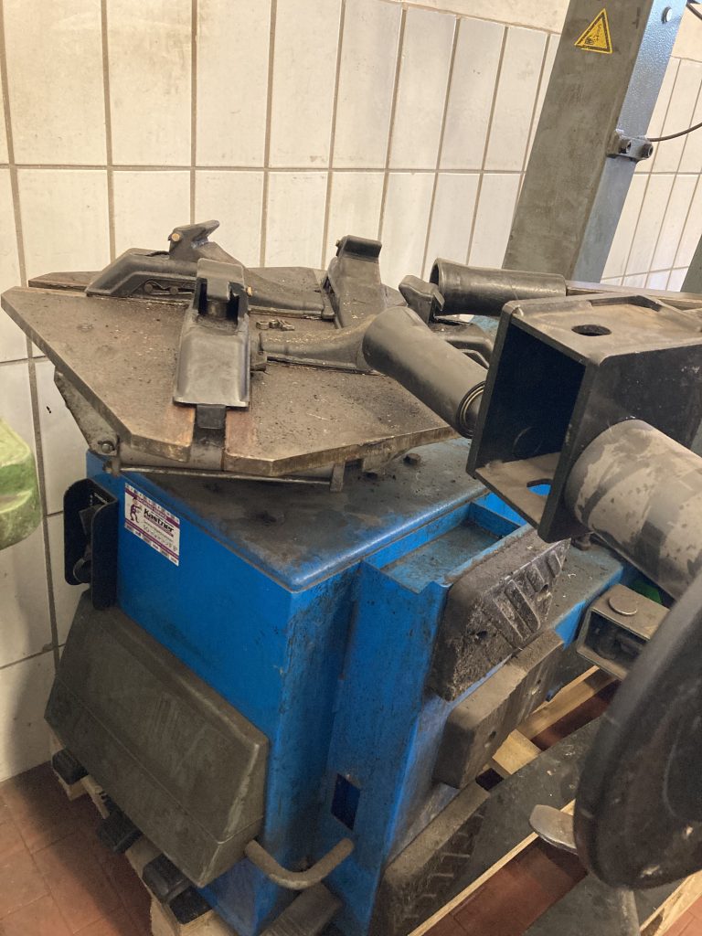 Auto Kastner Hofmann Montiermaschine