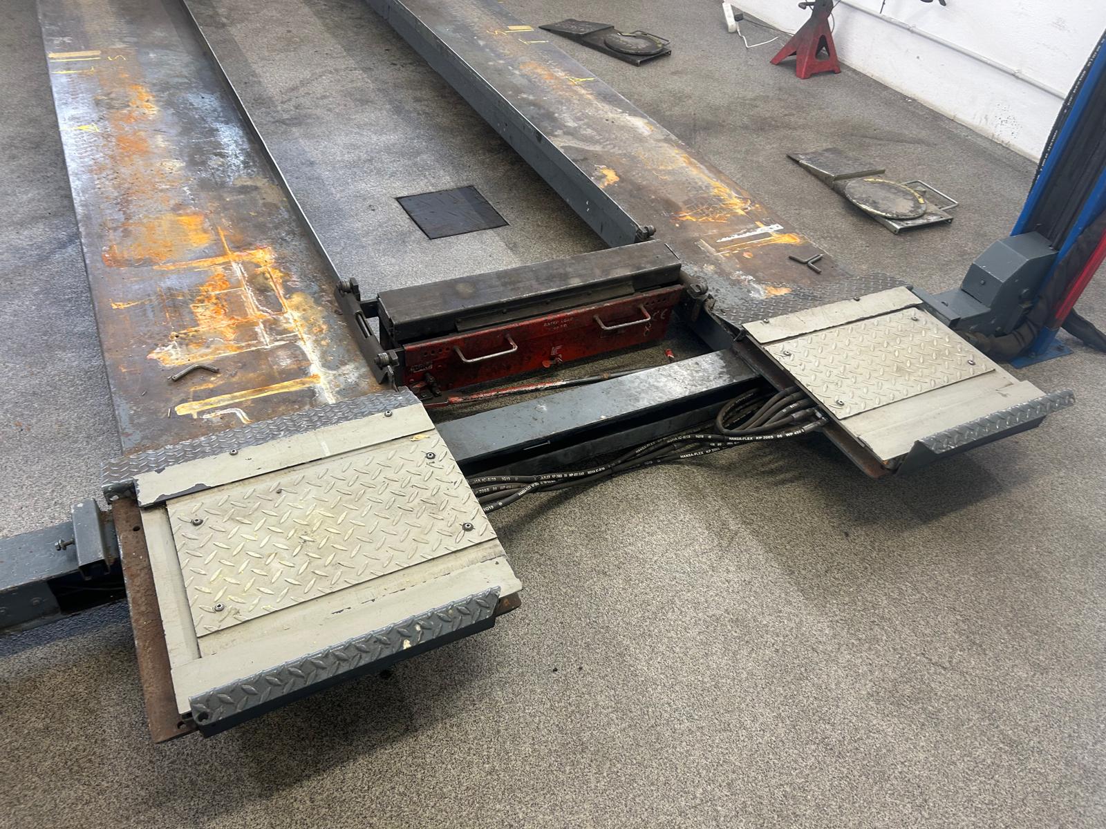 Du betrachtest gerade X Zippo 2306, 4-Säulen Hebebühne