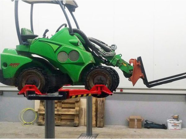 Auto Kastner Traktor auf Hebe Bühne - Presse