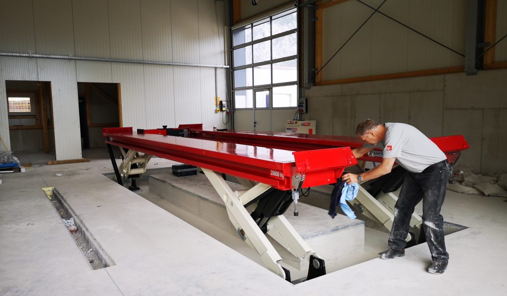 Auto Kastner Service Mitarbeiter bei Montage