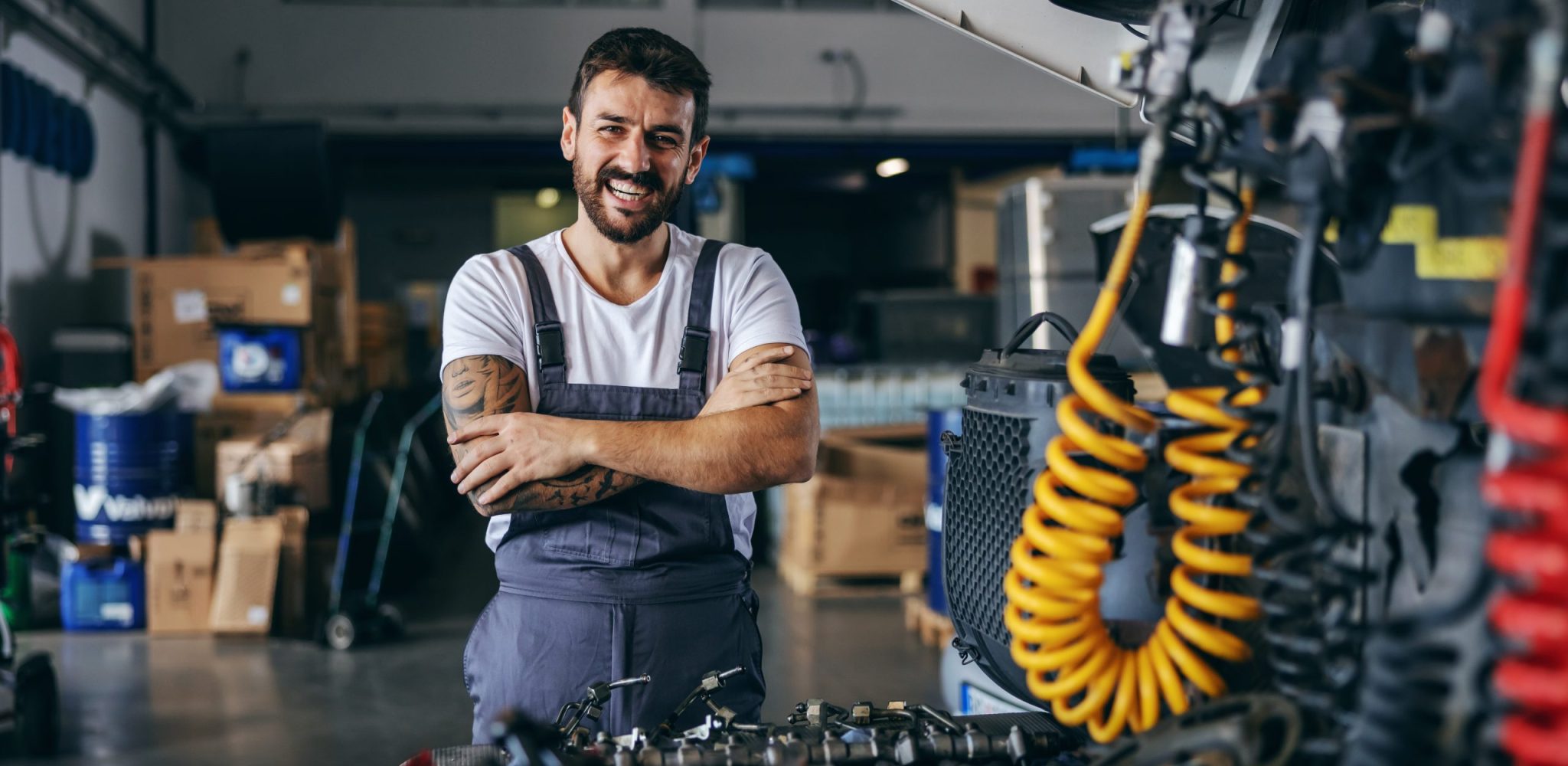 Auto Kastner Techniker bei der Arbeit an einem Werkstättengerät vor Ort
