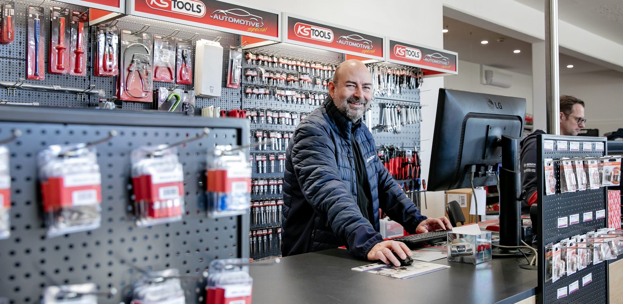 Auto Kastner Verkäufer bei der Arbeit am Verkaufspult in unserem Shop