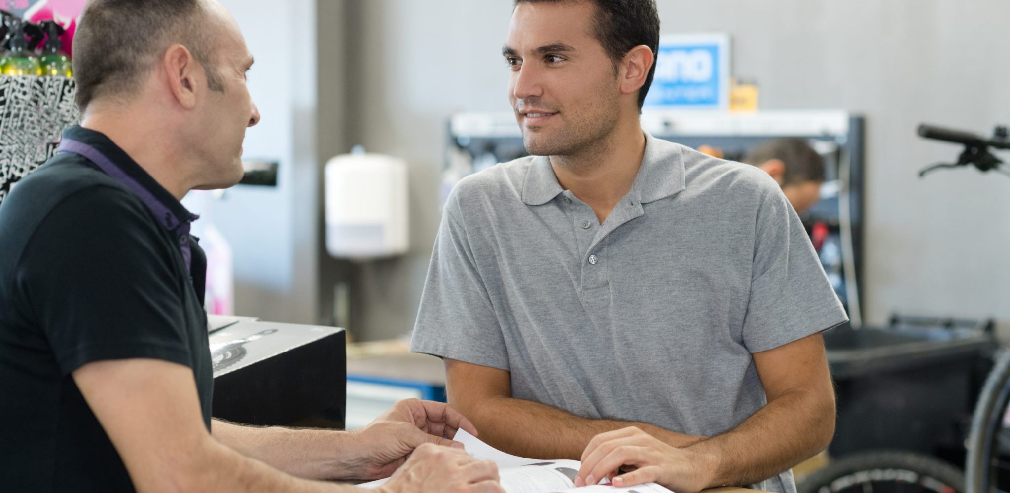 Auto Kastner Verkäufer beratet einen Kunden